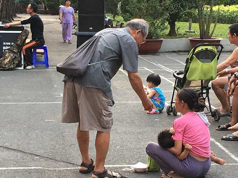 Ẵm con ăn xin, chơi ma túy ở khu phố Tây